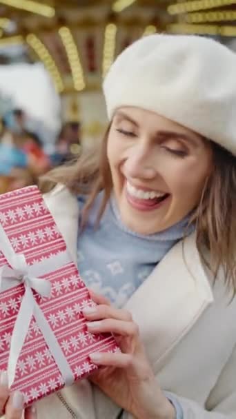 Video Vicino Una Donna Curiosa Del Regalo Natale Girato Con — Video Stock