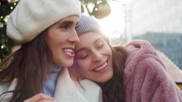 Video Dos Mujeres Abrazándose Navidad Fotografía Con Cámara Helio Red — Vídeo de stock