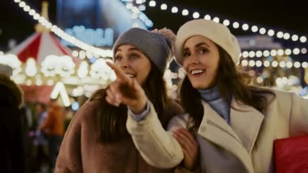 Видео Женщинами Идущими Подарками Через Рождественский Рынок Съемка Красной Гелиевой — стоковое видео