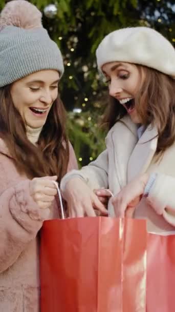 Övünen Kadınların Alışveriş Yaptığı Videoyu Kapat Kırmızı Helyum Kamerayla Çekildi — Stok video