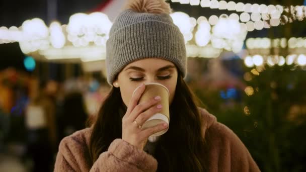 Porträtt Video Kvinna Dricka Varm Choklad Julmarknaden Skjuten Med Red — Stockvideo