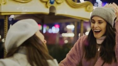 Arkadaşların lunaparkta atlıkarıncada eğlendikleri el kameraları. 8K 'da kırmızı helyum kamerayla çekildi.. 