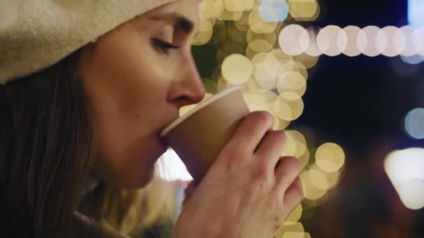 Nahaufnahme Video Einer Frau Die Der Kalten Nacht Glühwein Trinkt — Stockvideo