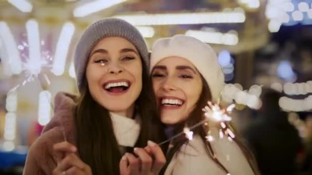 Video Donne Attraenti Con Scintille Sul Mercato Natale Girato Con — Video Stock