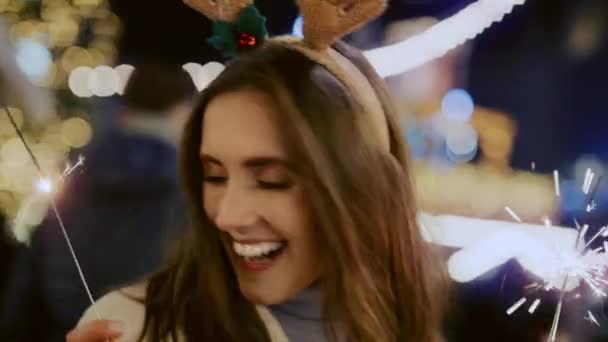 Video Donna Attraente Con Scintille Sul Mercato Natale Girato Con — Video Stock