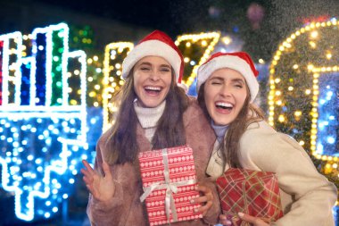 Açık havada yağan kardaki kadın portresi