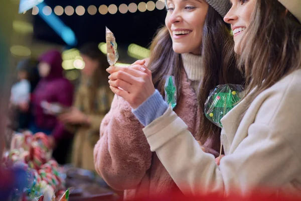 Freunde Kaufen Bonbons Weihnachtsmarkt Der Nacht — Stockfoto