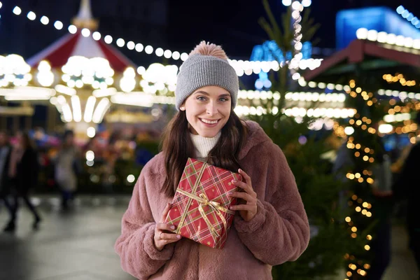 Retrato Mujer Con Regalos Mercado Navidad — Foto de Stock