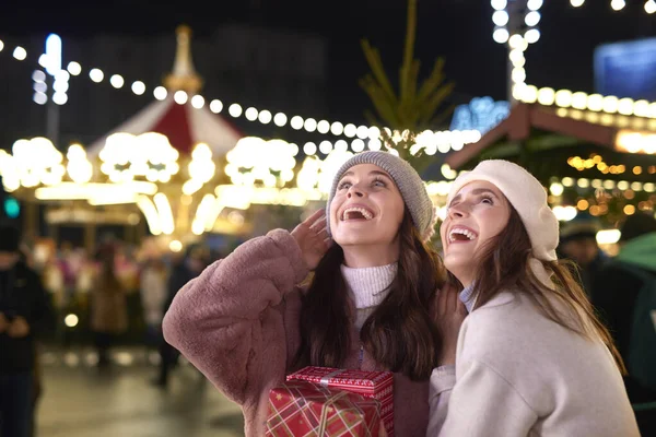 Mujeres Aire Libre Con Regalo Navidad Mirando Hacia Otro Lado — Foto de Stock