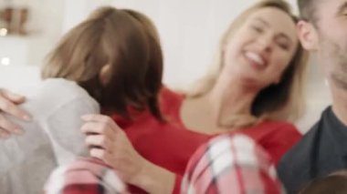 Noel sabahı ailenin yatakta vakit geçirdiği bir video. 8K 'da kırmızı helyum kamerayla çekildi..