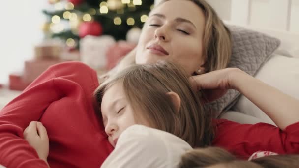 Noel Sabahı Uyuyan Ailenin Videosunu Izliyorum Kırmızı Helyum Kamerayla Çekildi — Stok video