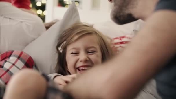 Wideo Rodziców Łaskocze Dzieci Łóżku Świąteczny Poranek Nakręcony Aparatem Hel — Wideo stockowe