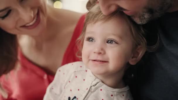 Video Von Süßem Kleinen Mädchen Mit Eltern Weihnachtsmorgen Aufnahme Mit — Stockvideo