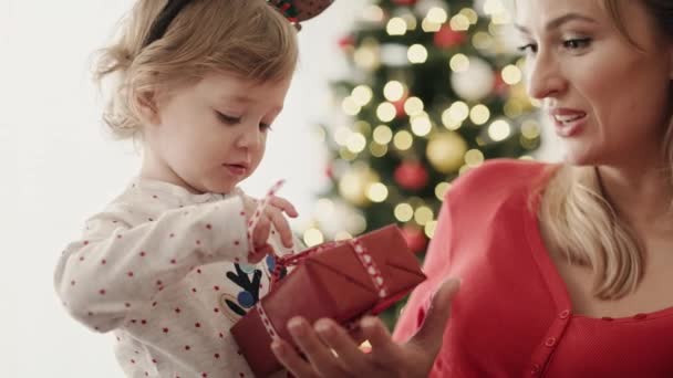 Video Liten Flicka Med Julklapp Juldagsmorgonen Skjuten Med Red Heliumkamera — Stockvideo