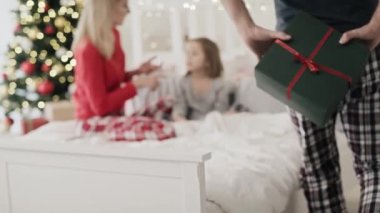 Baba kızı için gizli bir hediye getiriyor. 8K 'da kırmızı helyum kamerayla çekildi..