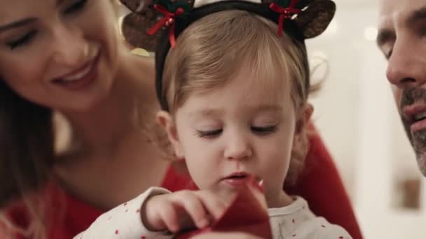 Close Video Toddler Unwrapping Christmas Gift Shot Red Helium Camera — Stock Video