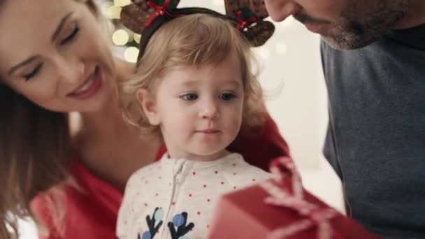 Vídeo Pais Dando Presente Natal Para Sua Criança Bonito Tiro — Vídeo de Stock