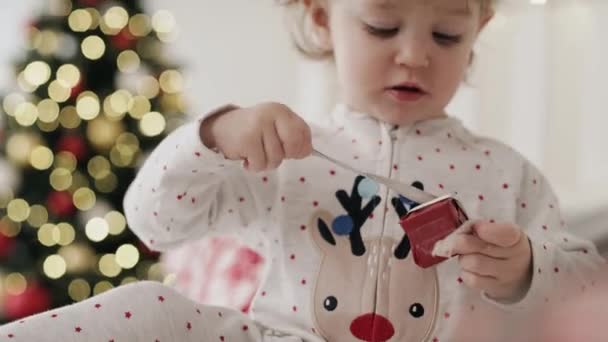 Vídeo Criança Desembrulhando Minúsculo Presente Natal Tiro Com Câmera Hélio — Vídeo de Stock