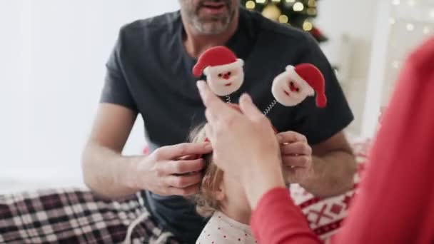 Lekfullt Småbarn Och Föräldrar Julen Skjuten Med Red Heliumkamera — Stockvideo