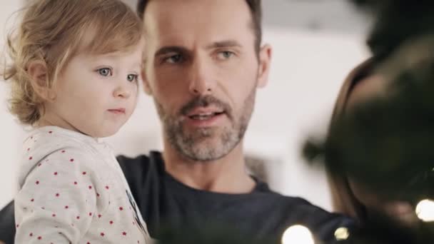 Toddler Ailesi Bir Noel Ağacının Yanında Kırmızı Helyum Kamerayla Çekildi — Stok video