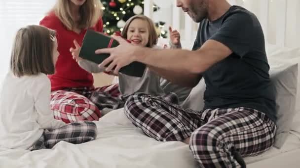 Menina Recebendo Presente Natal Família Tiro Com Câmera Hélio Vermelho Gráficos De Vetor