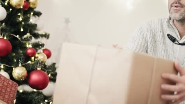 Mädchen Bekommt Ein Großes Weihnachtsgeschenk Von Eltern Aufnahme Mit Roter — Stockvideo