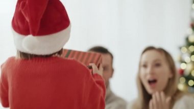 Çocuk koşusu ve sarılan ebeveynlerin videosu. 8K 'da kırmızı helyum kamerayla çekildi.. 