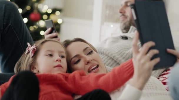 Vídeo Família Usando Tecnologia Natal Tiro Com Câmera Hélio Vermelho — Vídeo de Stock