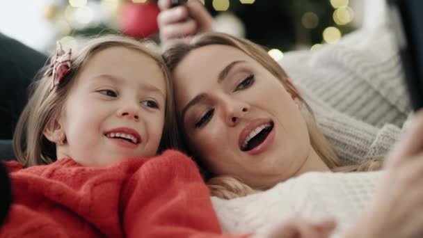Video Ravvicinato Della Famiglia Che Usa Tecnologia Natale Girato Con — Video Stock