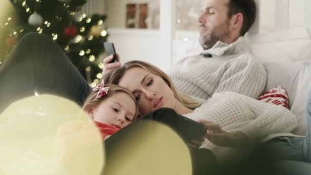 退屈なクリスマスの日に技術を使用して家族のビデオ 8Kでレッドヘリウムカメラで撮影 — ストック動画