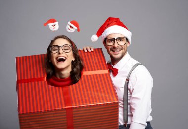 Sevgilisi tarafından paketlenmiş bir kadın büyük bir Noel hediyesi
