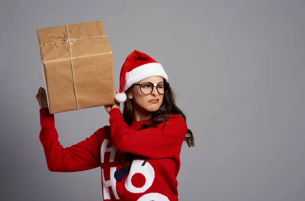 Vrouw Nieuwsgierig Naar Groot Kerstcadeau — Stockfoto