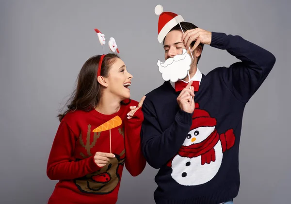 Studio Shot Pareja Con Divertidos Gadgets Navidad — Foto de Stock