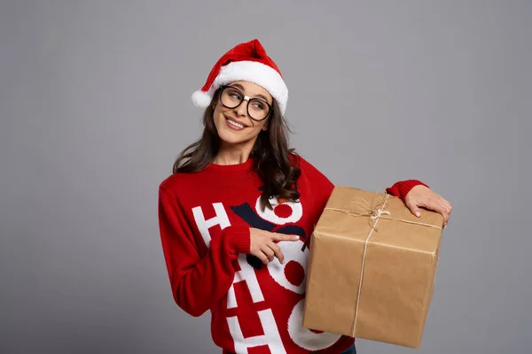 Woman Pointing Big Christmas Present — Stock Photo, Image
