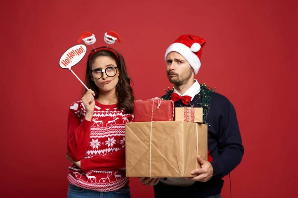 一对夫妇担心圣诞节礼物的准备工作 — 图库照片