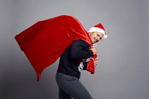 Hombre Llevando Una Enorme Bolsa Llena Regalos Navidad — Foto de Stock