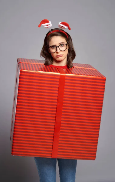 Overwhelmed Woman Standing Packed Big Christmas Present — Stock Photo, Image