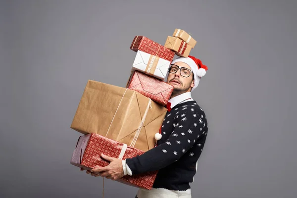 Muž Nesoucí Hodně Vánočních Dárků — Stock fotografie