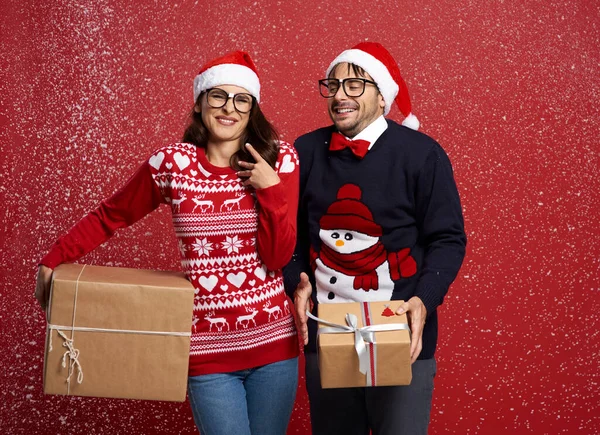 Casal Queda Neve Com Presente Natal — Fotografia de Stock