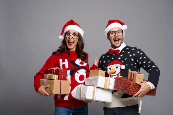 Couple Shocked Many Christmas Presents — Stock Photo, Image