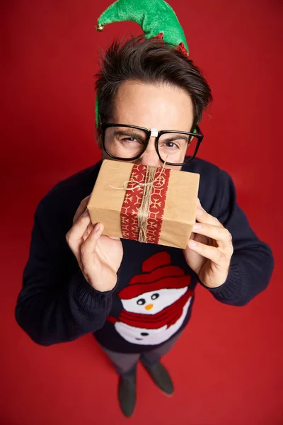 Hoge Hoek Uitzicht Van Nerd Man Met Kleine Kerstcadeau — Stockfoto