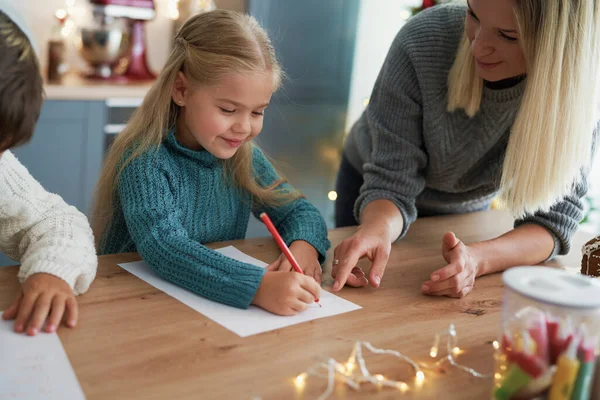 Flicka Skriva Ett Brev Till Jultomten Med Sin Mamma — Stockfoto