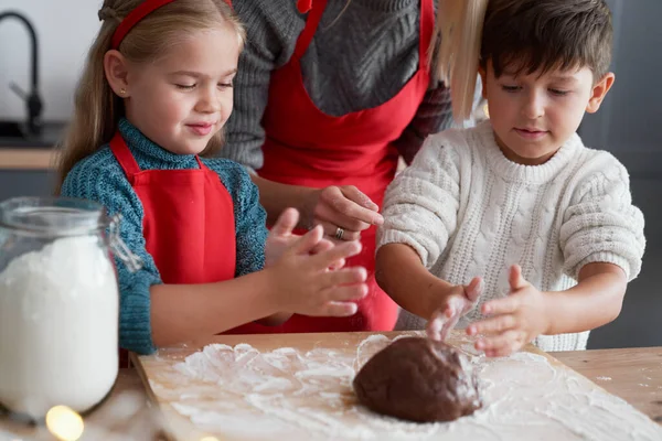 Los Niños Como Grandes Ayudantes Cocción Galletas Jengibre — Foto de Stock