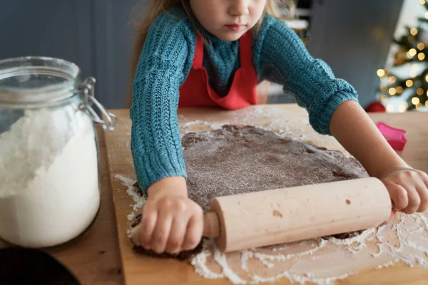 Mädchen Rollen Lebkuchengebäck Für Hausgemachte Plätzchen — Stockfoto