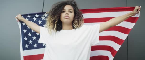 Retrato Mano Una Joven Con Bandera Americana Fotografía Con Cámara — Vídeo de stock