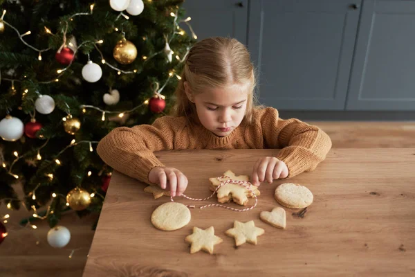 Menina Embalagem Cookies Para Papai Noel — Fotografia de Stock