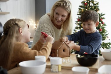 Aile Noel 'i pasta yaparak geçiriyor.