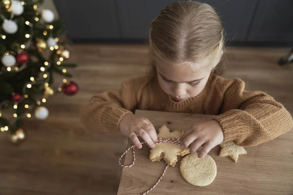 女の子のためのクッキーの梱包のトップビューサンタクロース — ストック写真