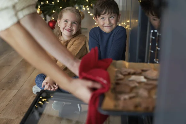 Les Enfants Peuvent Pas Attendre Les Cookies Chauds Faits Maison — Photo