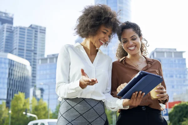 Zwei Geschäftsfrauen Mit Digitalem Tablet Der Stadt — Stockfoto